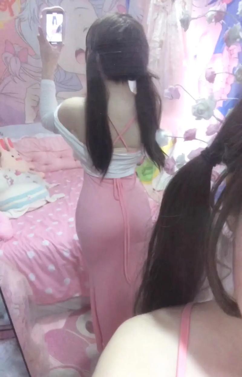 一边亲上面一边下面摸的相关介绍